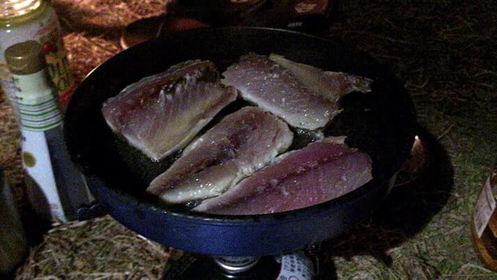 サバの干物をガーリックバター醤油ソテーにして釣りメシ！｜神津島釣りキャンプ